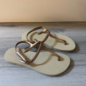 NWOT Havaianas Cream Sandals with Metallic Straps